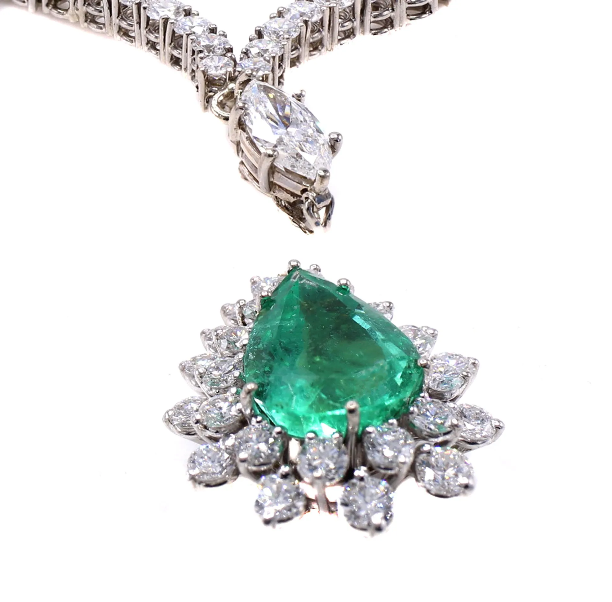 1970s Elegant Colombian Emerald Diamond White Gold Pendant Necklace