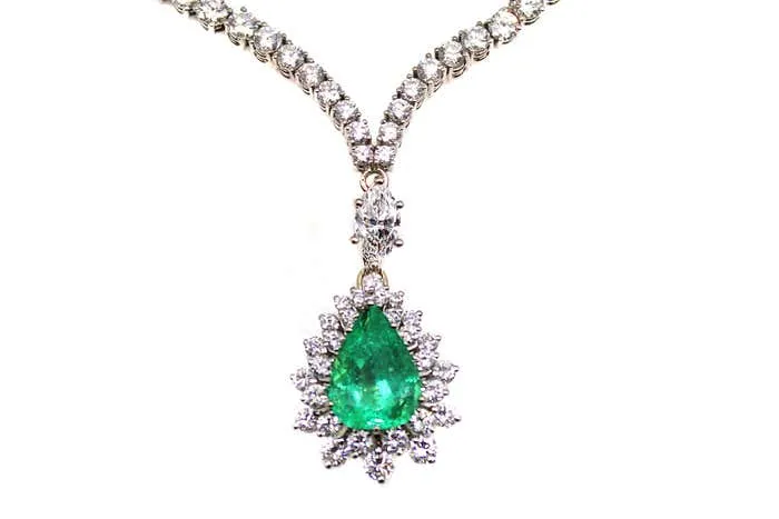 1970s Elegant Colombian Emerald Diamond White Gold Pendant Necklace