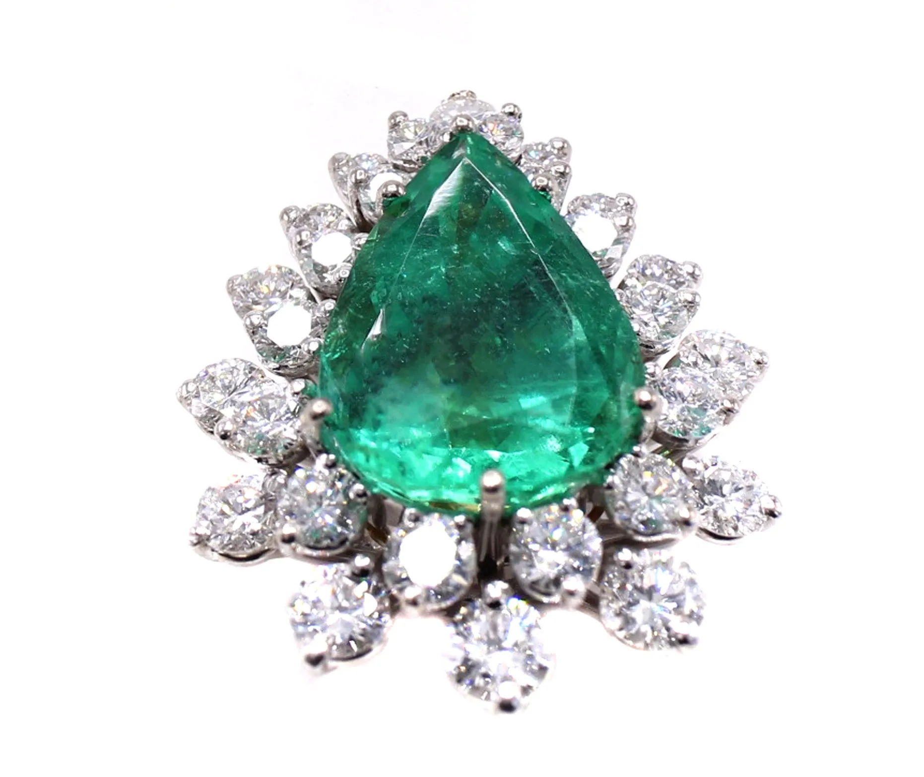 1970s Elegant Colombian Emerald Diamond White Gold Pendant Necklace