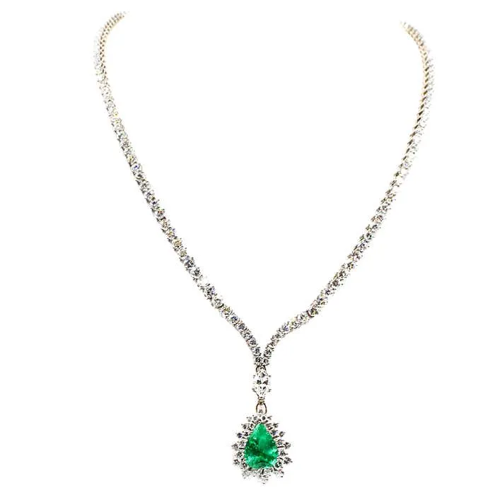 1970s Elegant Colombian Emerald Diamond White Gold Pendant Necklace