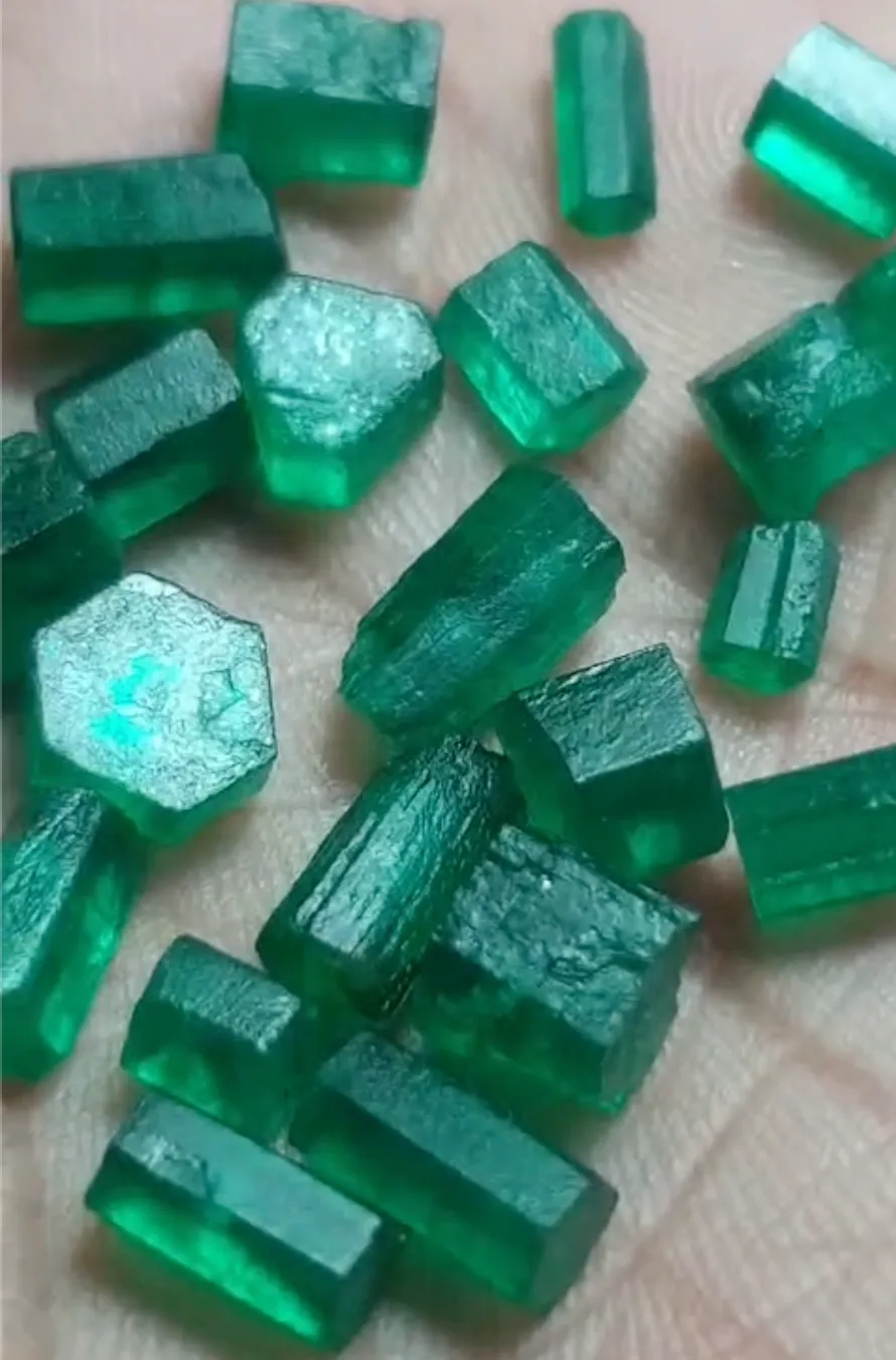 25 carats Raw Vivid Green Emeralds Stones for faceting