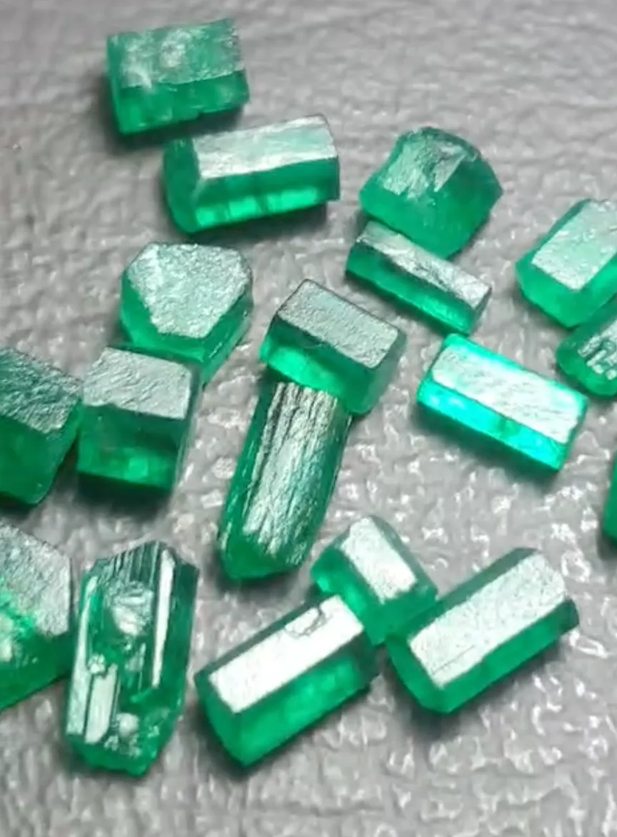 25 carats Raw Vivid Green Emeralds Stones for faceting