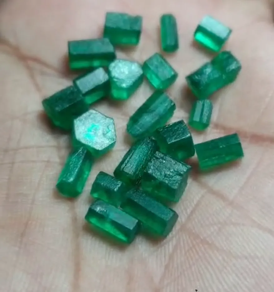 25 carats Raw Vivid Green Emeralds Stones for faceting