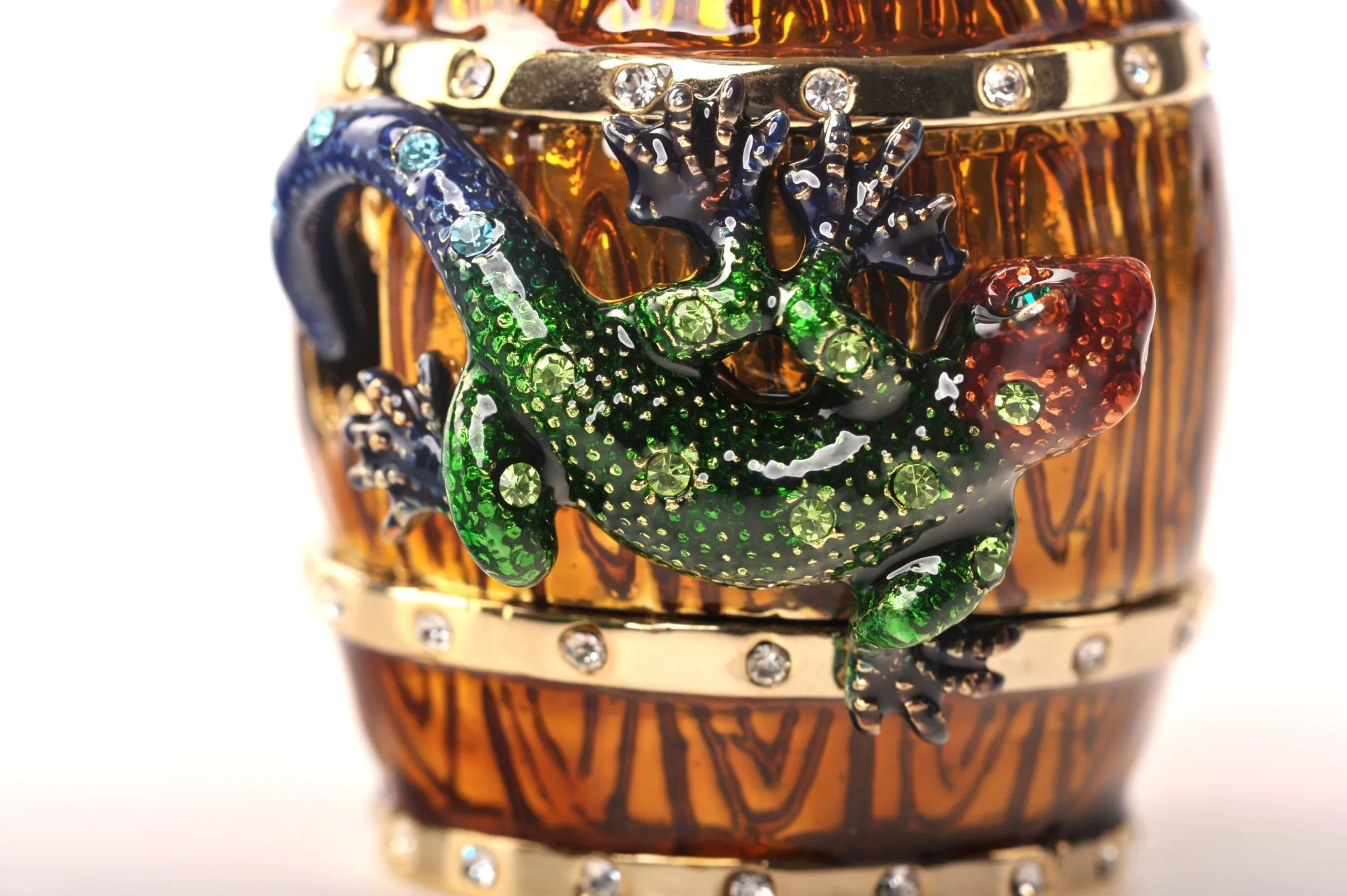 Frog & Lizard on a Barrel