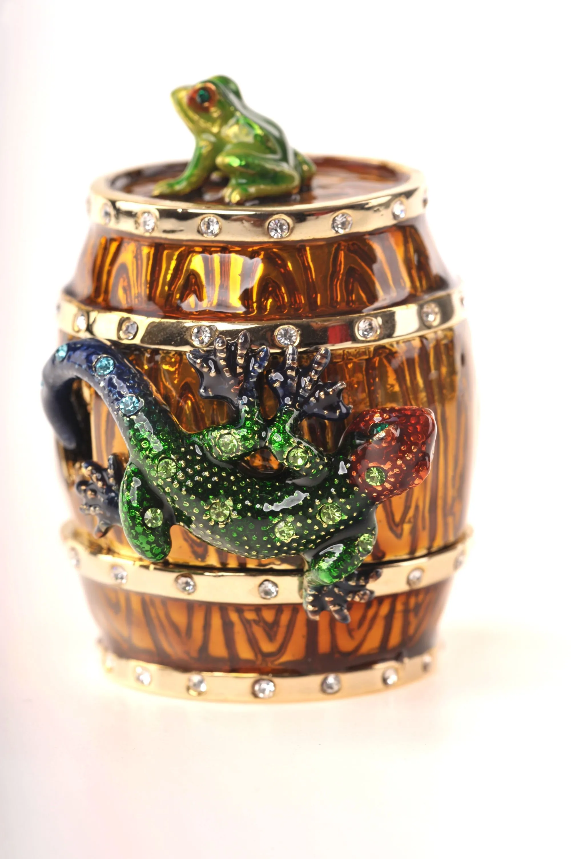 Frog & Lizard on a Barrel