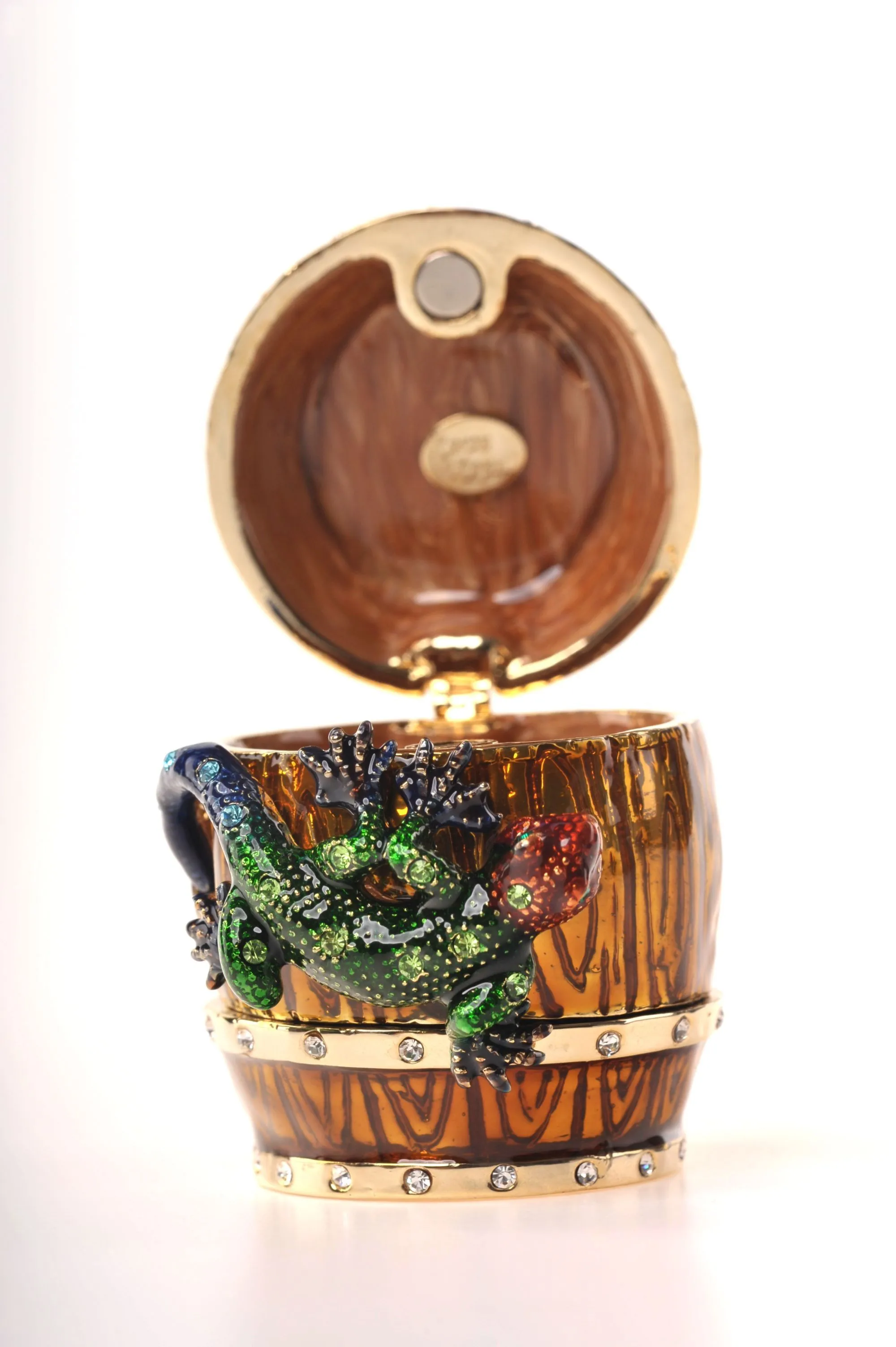 Frog & Lizard on a Barrel