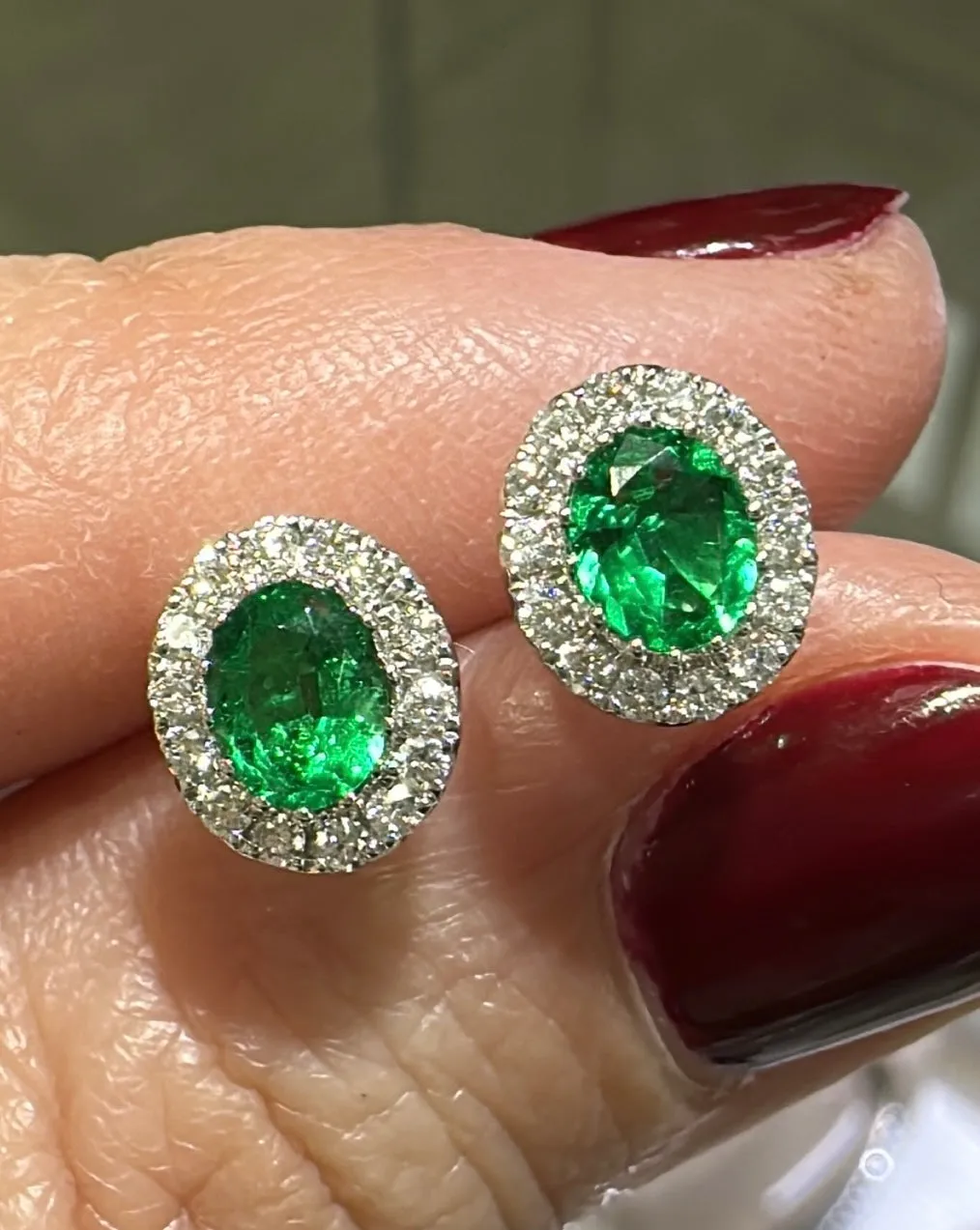 Ladies Green Emerald Oval-cut Diamond Stud Earrings