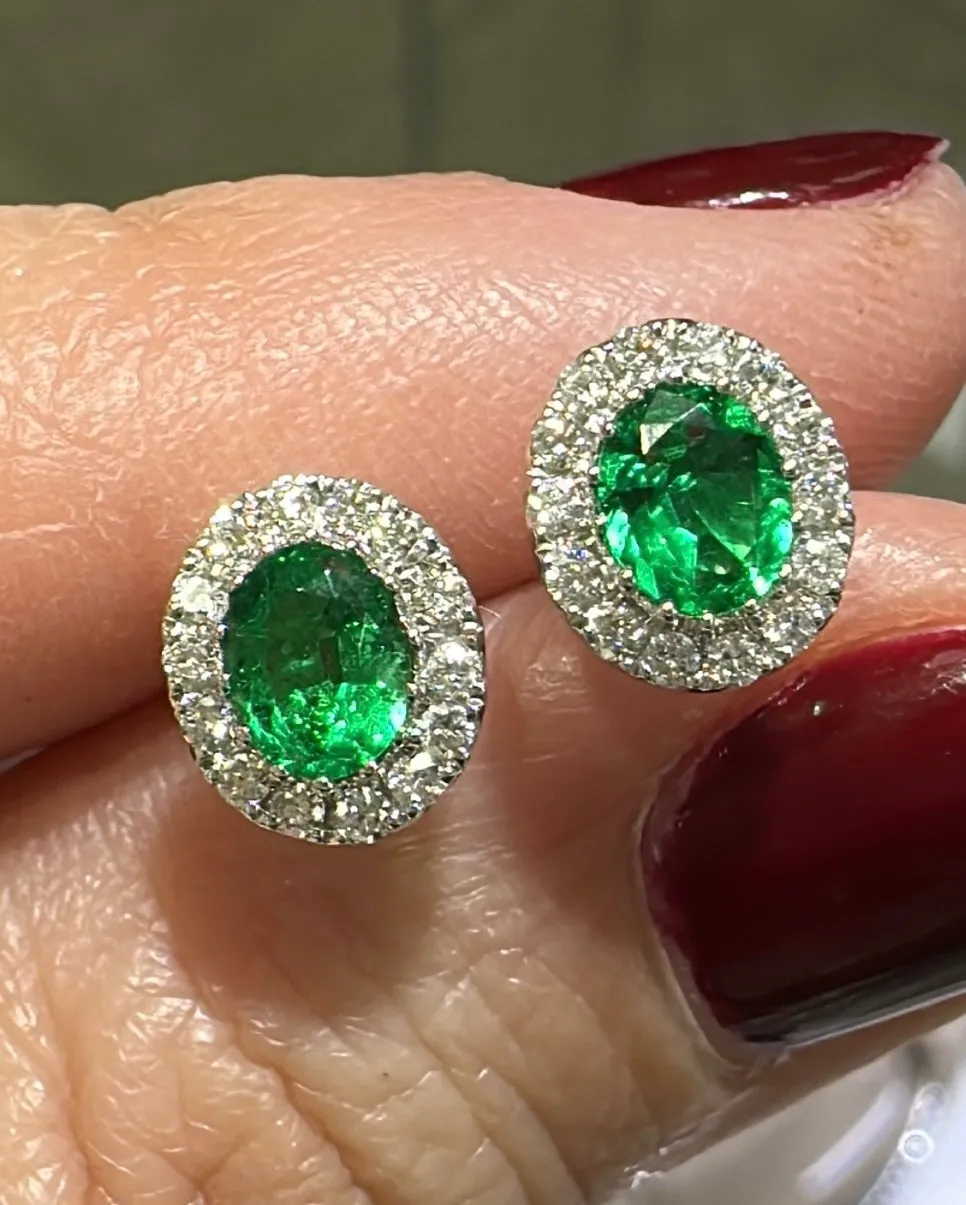 Ladies Green Emerald Oval-cut Diamond Stud Earrings