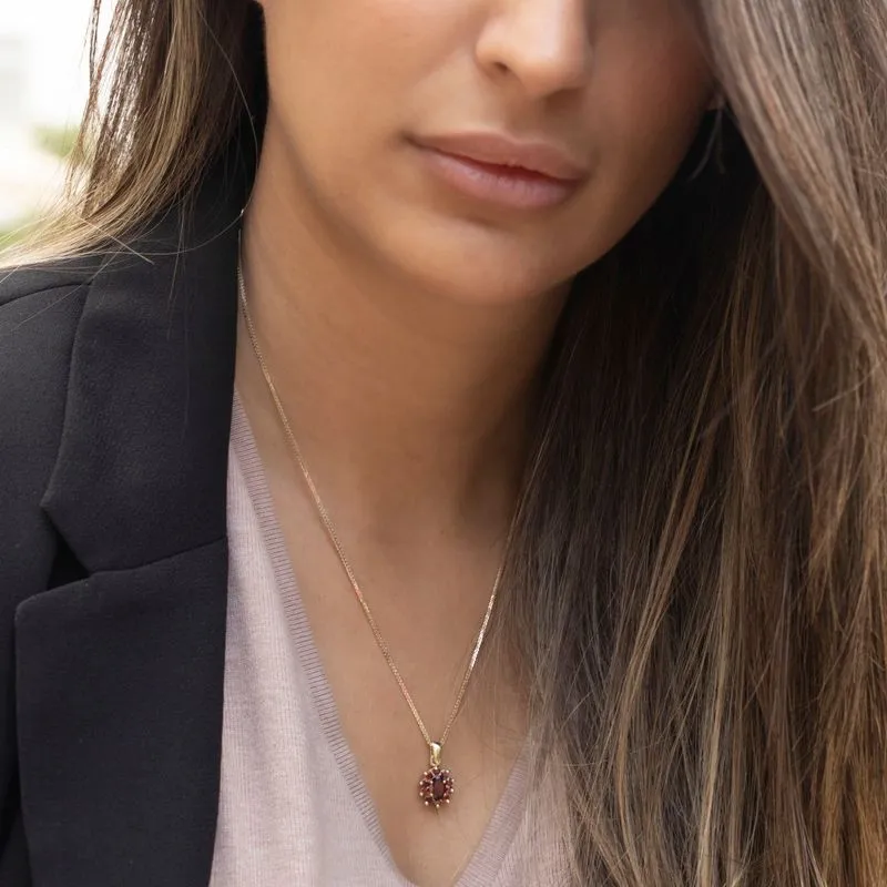 Lucia pendant yellow gold inlaid with garnet stones