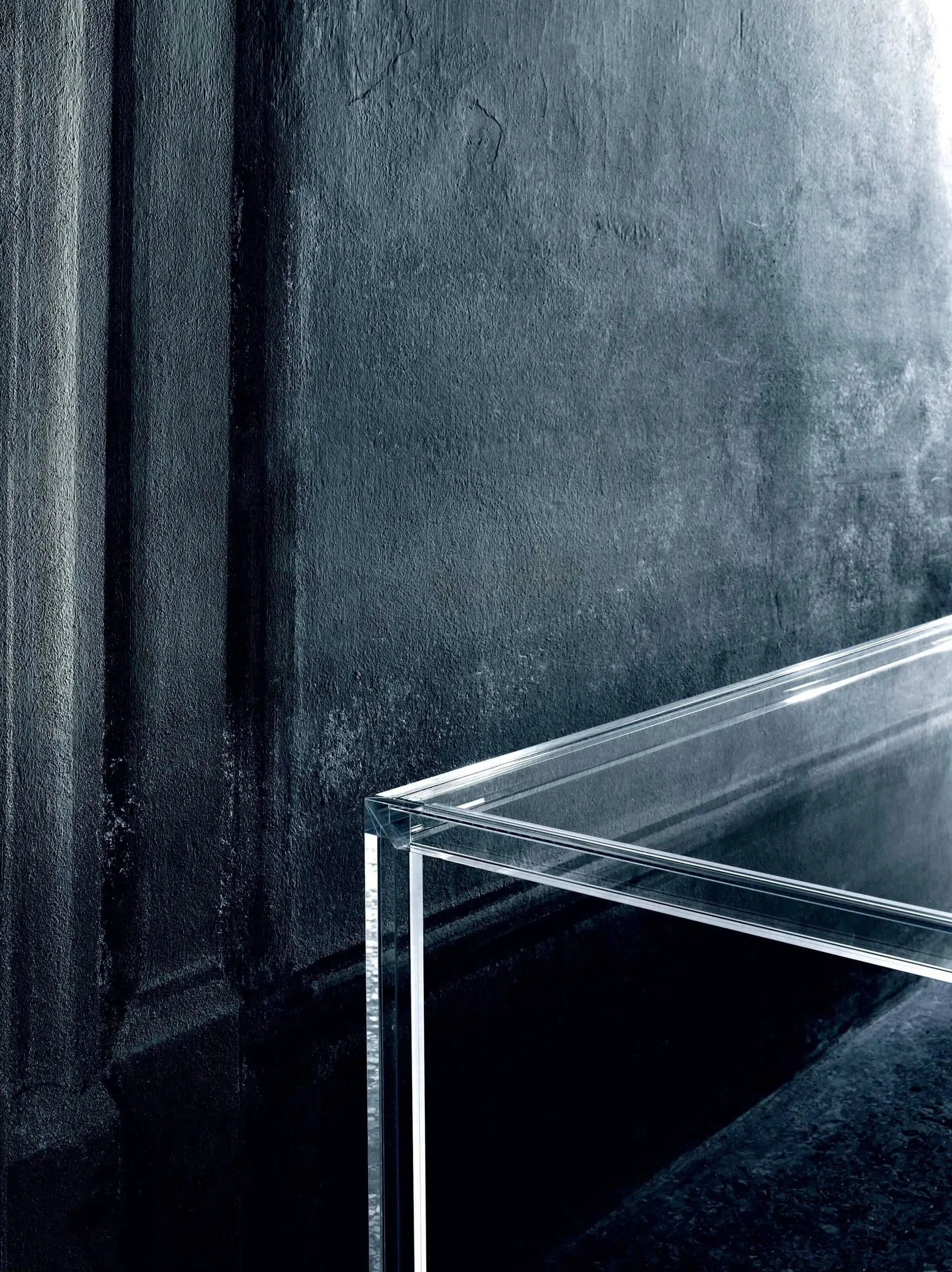Luminous High Glass Table
