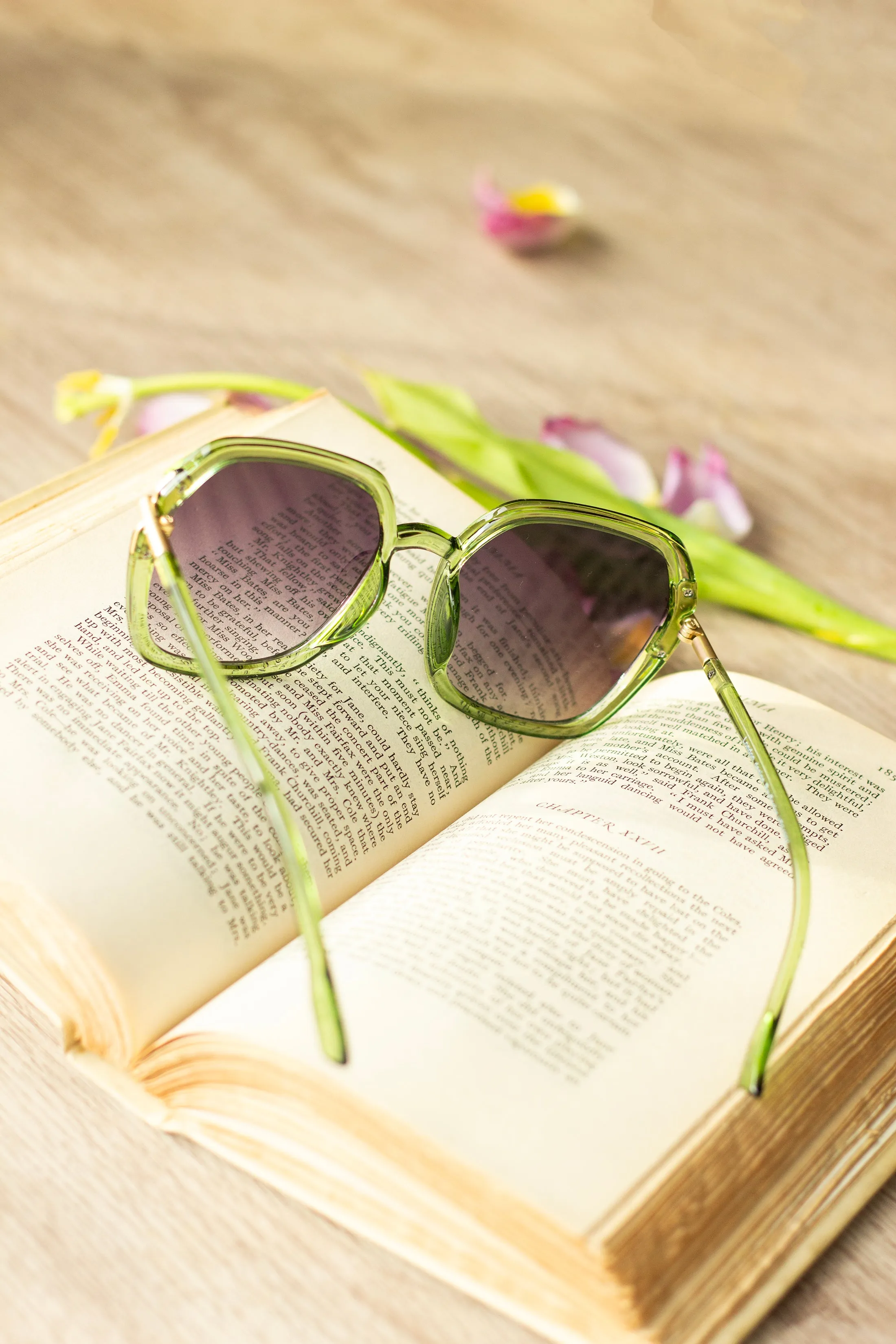 Rounded Square Screw Detail Side Arm Sunglasses