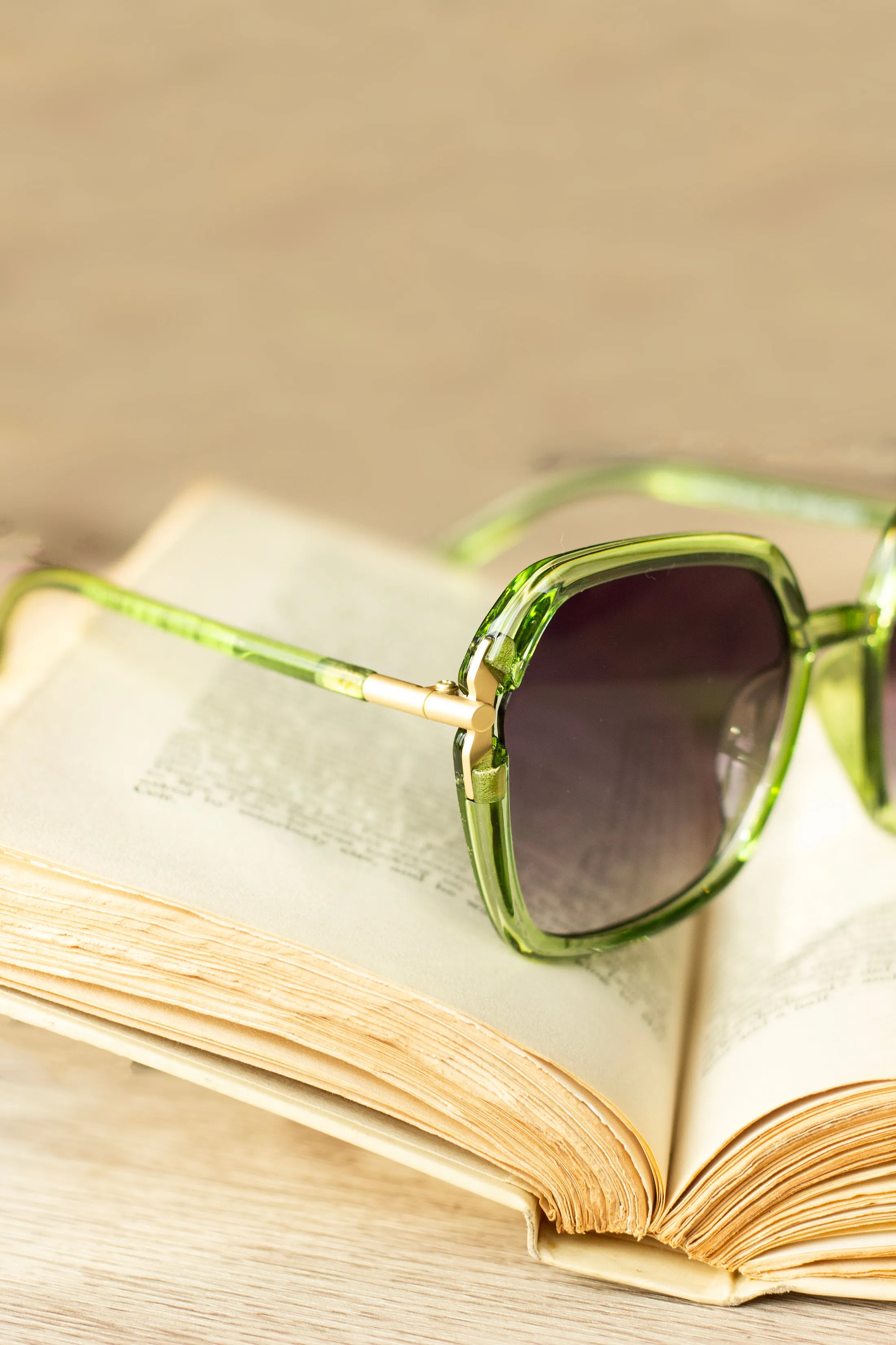 Rounded Square Screw Detail Side Arm Sunglasses